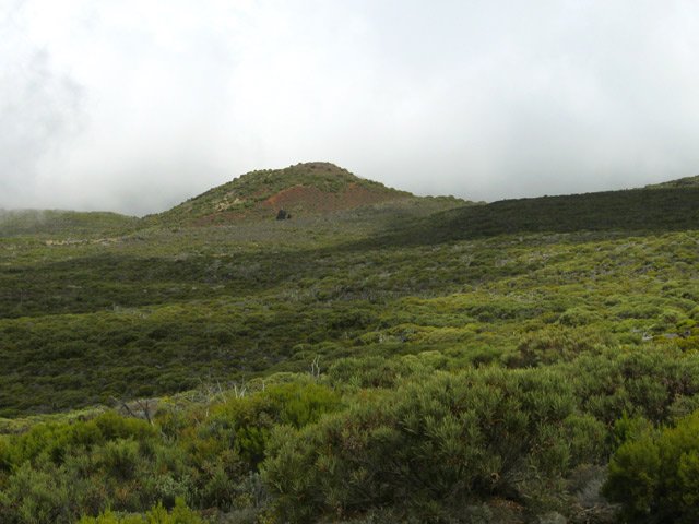 On aperçoit de loin le Piton Rouge