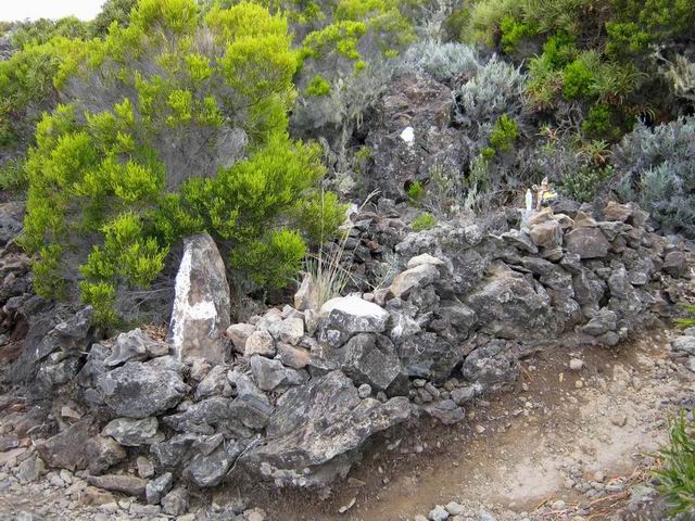 Une tombe (?) près de la Caverne du Roi Phaonce