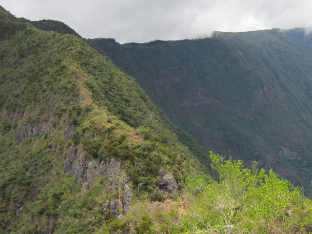 L'assez difficile montée de la Roche Verre Bouteille vers le Piton Fougères