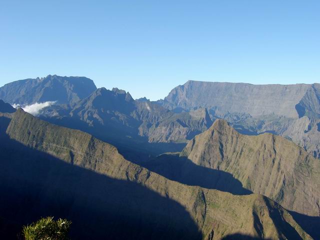 Le panorama sur le Cirque de Mafate en grimpant au Piton Fougères