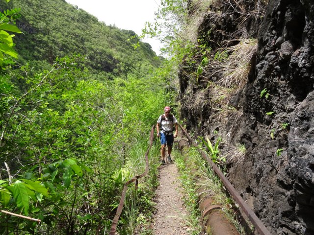 Une portion bordée de rambardes défoncées par les chutes de pierres