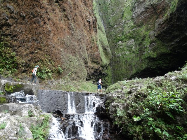 Franchissement du barrage pour s'approcher du bassin