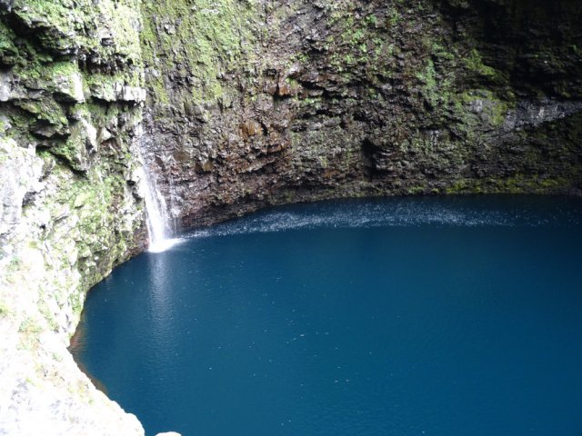 Le bassin vu depuis la grotte en rive droite