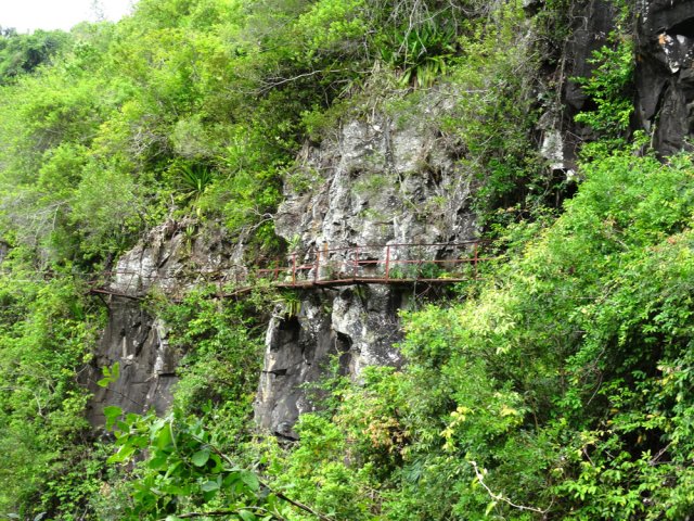Peu de volontaires pour l'ancienne passerelle, totalement rouillée