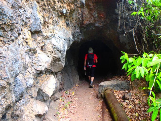 L'entrée du tunnel. Poser la main sur la tuyauterie pour la suivre