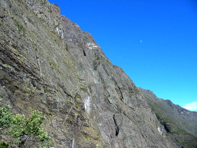 L'impressionnant rempart de Mafate presque vertical