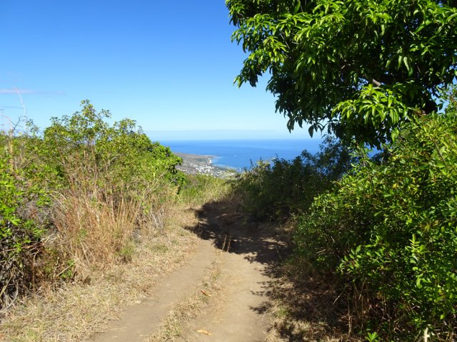 Large sentier avec de belles vues sur la mer