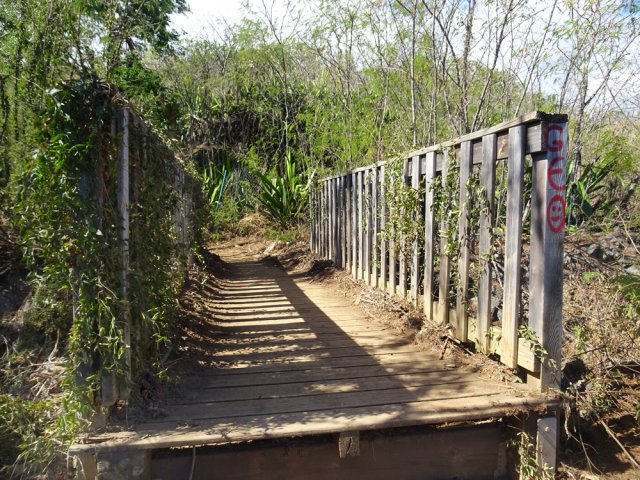 La passerelle, meilleur moyen de ne pas manquer l'embranchement des sentiers