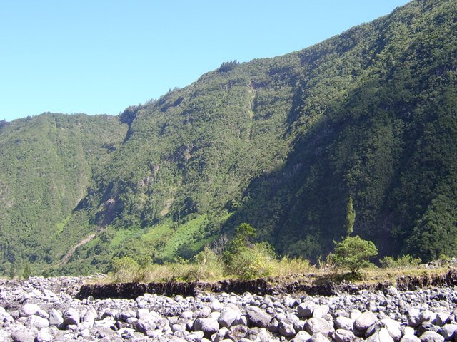 La traversée s'effectue sur piste et surtout sur les galets