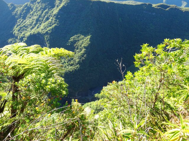 On distingue de moins en moins le barrage et les bâtiments depuis le point de vue