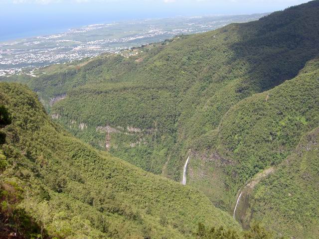 Magnifiques cascades qui se précipitent dans la Ravine des Patates à Durand