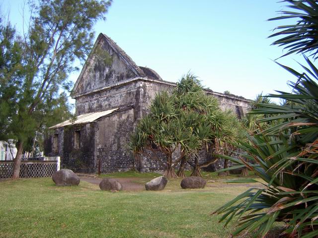 La marche débute à l'église en ruines du Champ Borne
