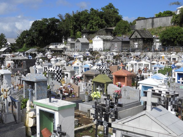 L'original cimetière de Saint-Benoît comporte surtout des niches