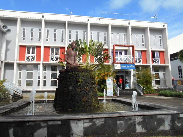 Le bouddha du bassin proche de l'hôtel de ville