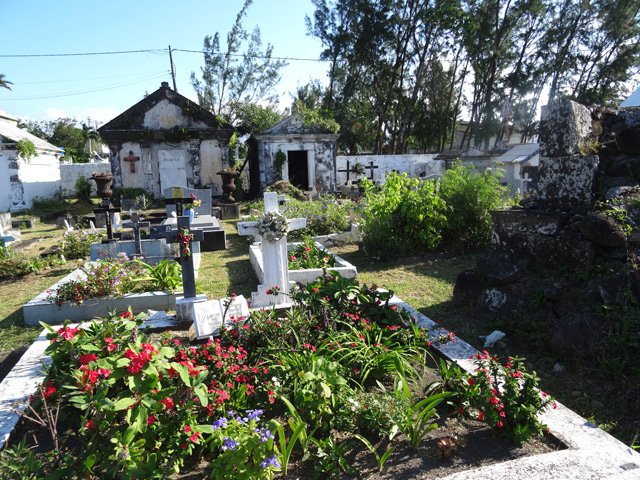 Le cimetière de Champ Borne, amputé par un cyclone, derrière l'église en ruine