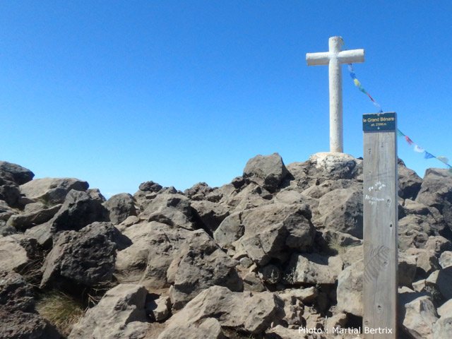 Le sommet à 2898 m. Il reste encore à rejoindre la Maïdo !