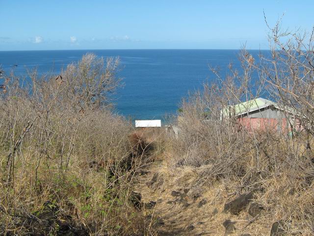 L'étroit sentier caillouteux après avoir quitté Cayenne