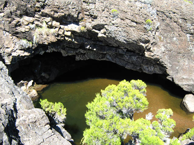 Nombreuses cavités dans la région déchiquetée de la Glacière