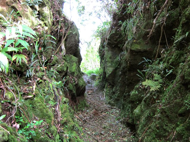 La faille artificielle de la muraille en haut du Corymbis