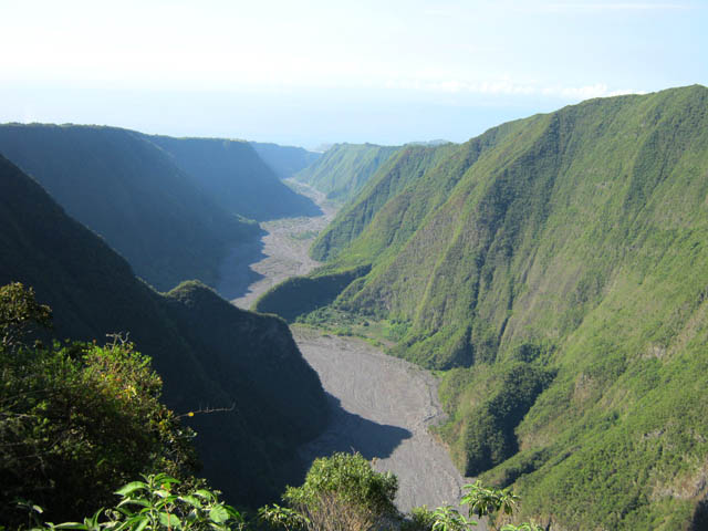 5 mètres avant le Sentier Dimitile, un très beau panorama sur la Rivière des Remparts