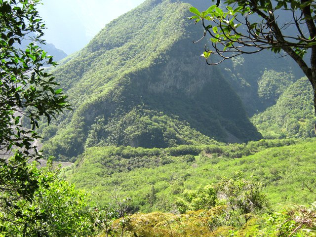 A mi-descente on domine l'Îlet Dimitile