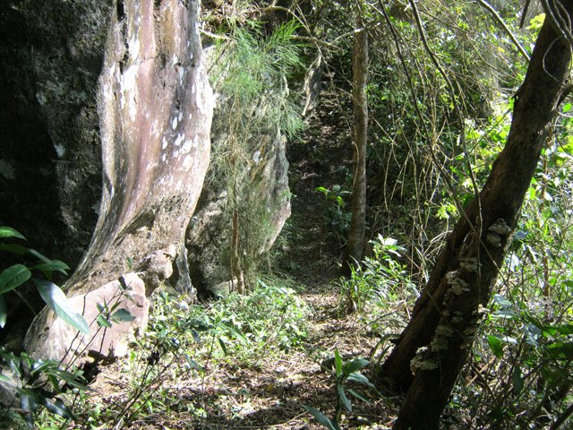 Passage près d'une zone rocheuse qu'il faut contourner