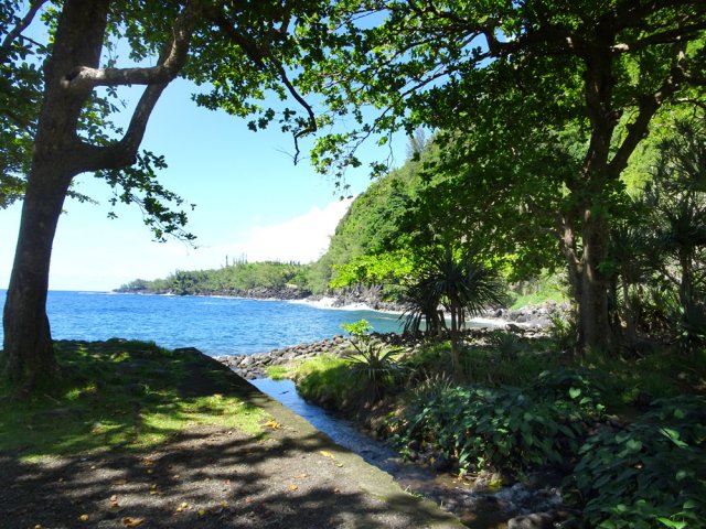L'eau des cascades finit dans la mer près de l'embarcadère