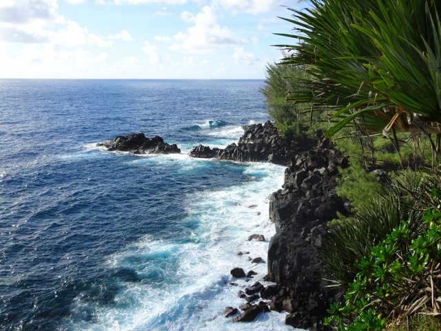 La côte est constamment battue par les vagues