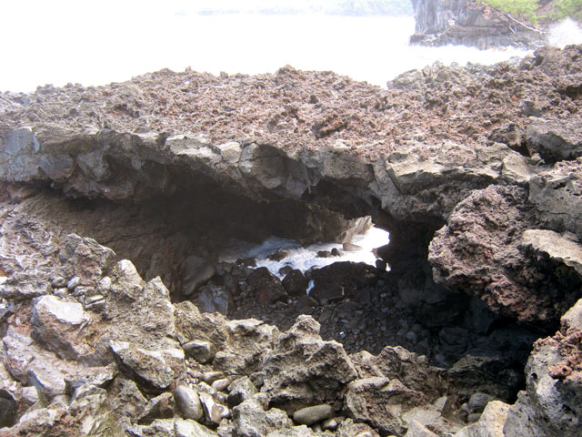 Une arche naturelle près de la Pointe des Bambous