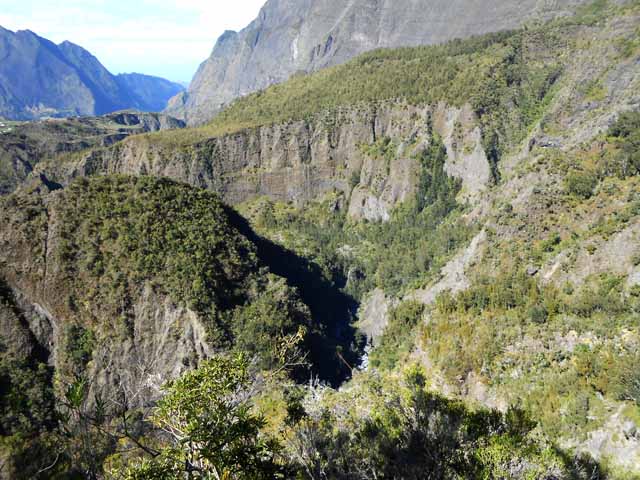 La vallée du Bras de Saint-Paul dominée par l'Îlet Sonjes