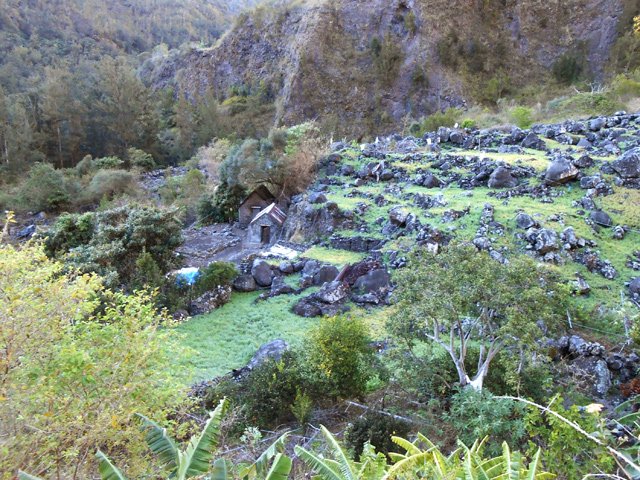 On domine l'Îlet du Bras de Saint-Paul, encore à l'ombre pour une heure