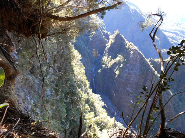 Dangereuse approche au bord d'un éboulis
