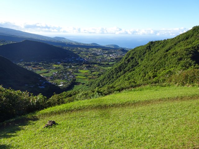 Belle vue sur le village depuis la pelouse de la piste des parapentes
