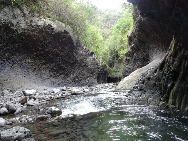 La progression se fait dans l'eau ou sur les berges à travers les galets