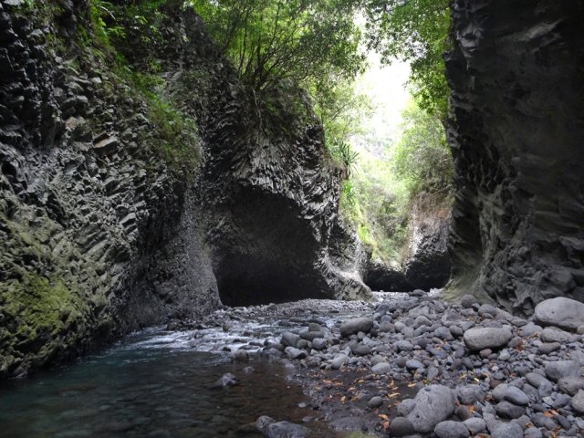 Les falaises sont toutes creusées par des millénaires de crues