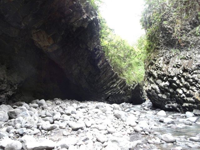 Une grande grotte en rive droite