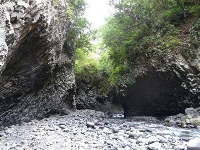 Large fond de vallée pour une marche entre les galets