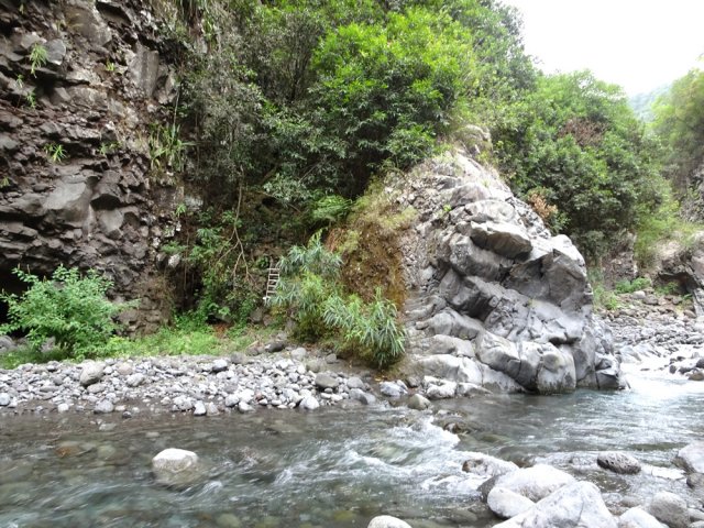 Deux départs pour l'îlet Tata : le rocher de droite ou l'échelle (à privilégier)