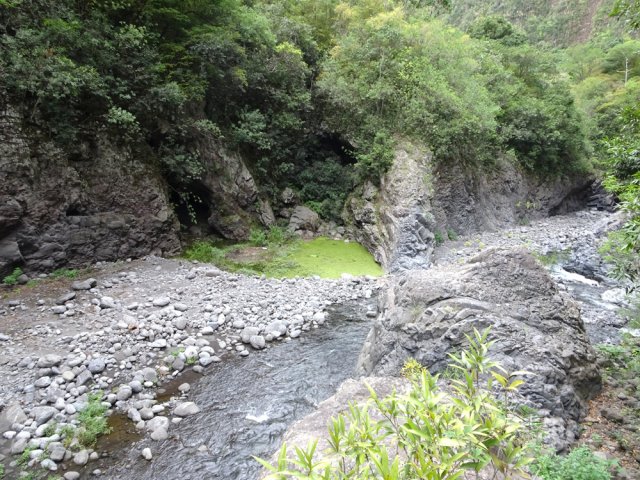 Plus haut, on domine la Caverne des Hirondelles