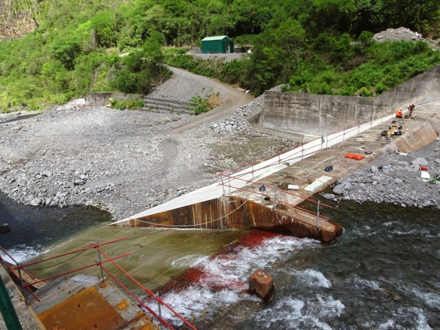 Le premier déversoir occupe toute la largeur du lit