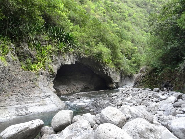 La Caverne de la Petite Ravine qui sert de repère pour trouver le sentier