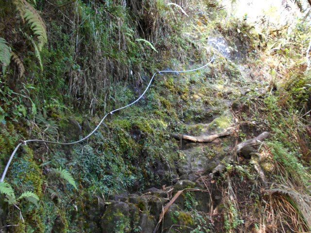 Echelles, câbles, hautes marches, roches : tout y est pour la montée