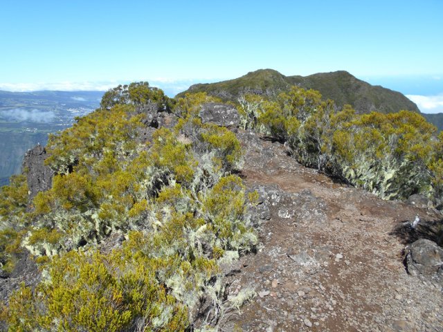 Sentier sur roches en ligne de crête vers les échelles