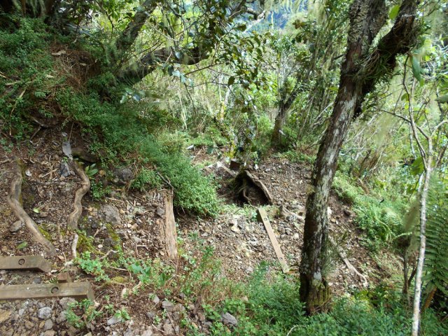 Montée en lacets courts soutenus par des marches