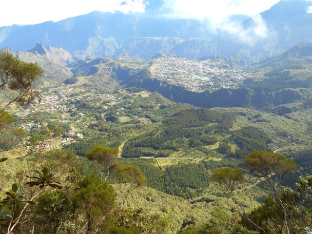 En s'élevant on des des vues sur tout le cirque de Cilaos