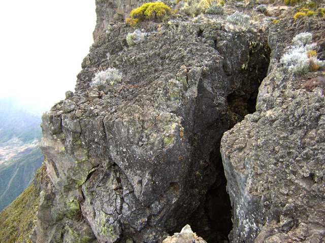 Moins de fissures qu'à la descente du Bénare vers le Maïdo