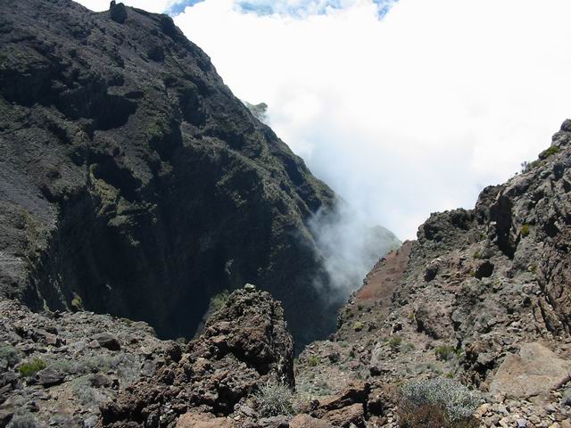 Gare aux précipices tout le long du rempart entre les deux Bénares
