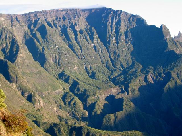 De très nombreuses occasions de dominer le cirque de Cilaos s'offrent au randonneur