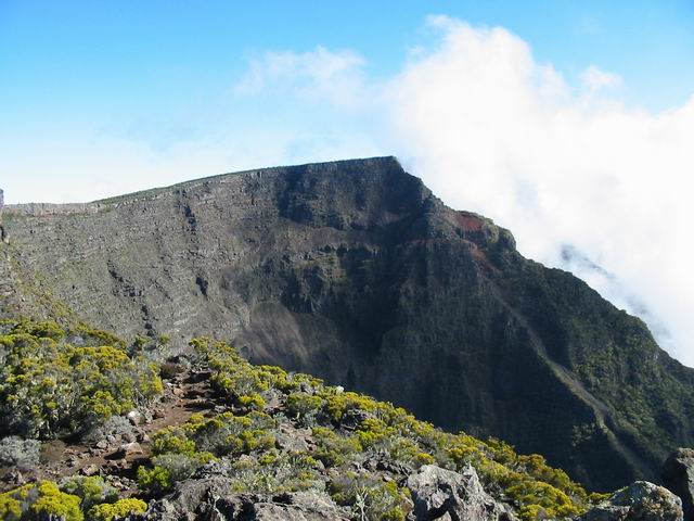 Le sentier longe de très près le vide pour rejoindre le Petit Bénare