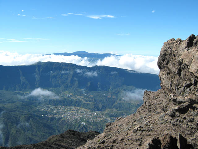 Par delà les Calumets, le Fournaise surgit des nuages